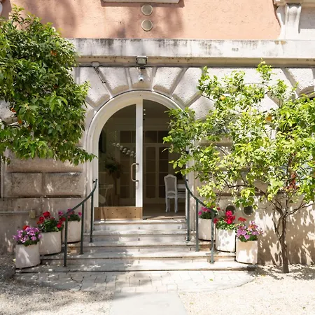 Domus-Giulio-Guest-House-Rome-Exterior