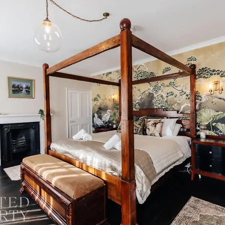 Central-Townhouse-With-Garden-Free-Parking-Bath-Room