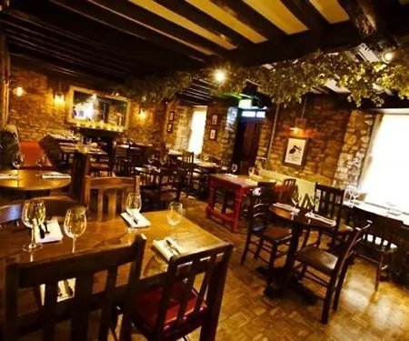 Woodstock-Arms-Hotel-Restaurant