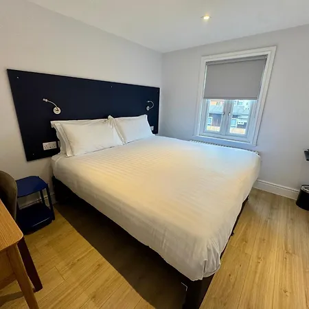 Brentwood-Hotel-Apartments-Room