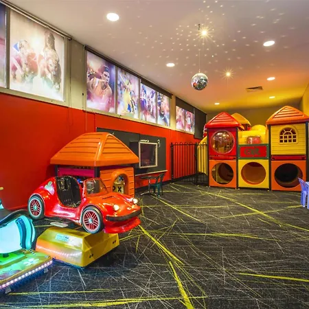 Nightcap-At-Coolaroo-Hotel-Interior