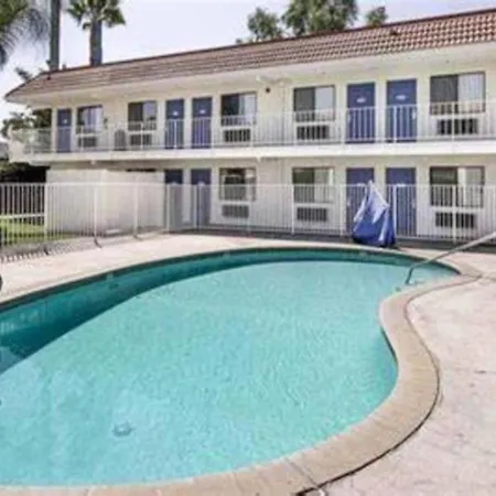 Studio-6-Lake-Elsinore-Ca-Exterior