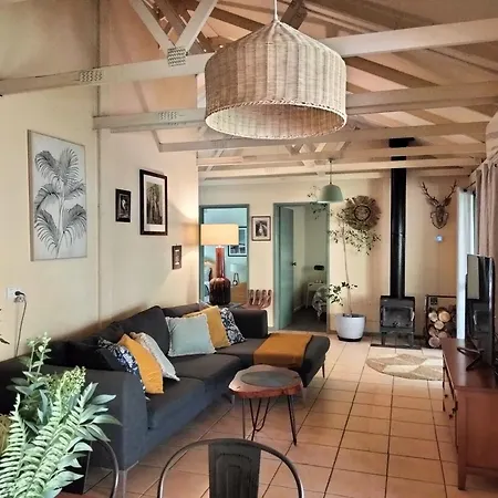 Kalimna-Woods-Cottages-Room