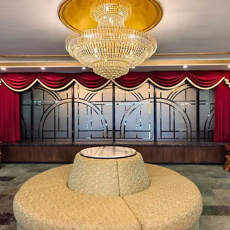 Champagne-Hotel-Jiaoxi-Swimming-Pool