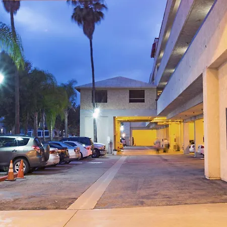 Howard-Johnson-By-Wyndham-Torrance-Exterior