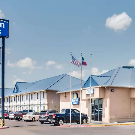 Days-Inn-Suites-By-Wyndham-Laredo-Exterior