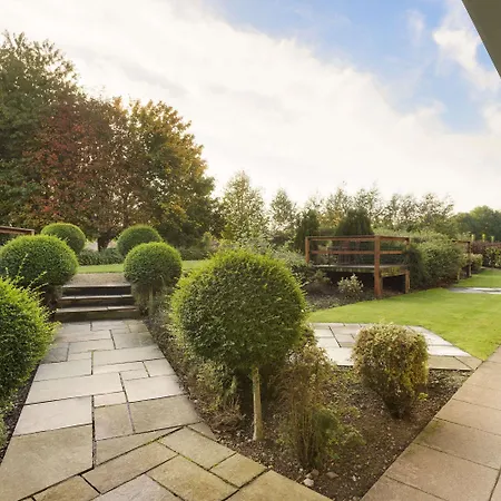 Ramada-Plaza-Wrexham-Hotel-Exterior