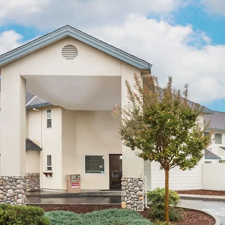 Super-8-By-Wyndham-Cloverdale-Wine-Country-Exterior