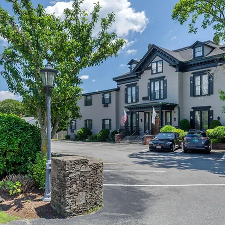 The-Carriage-House-Inn-Newport-Middletown-Exterior