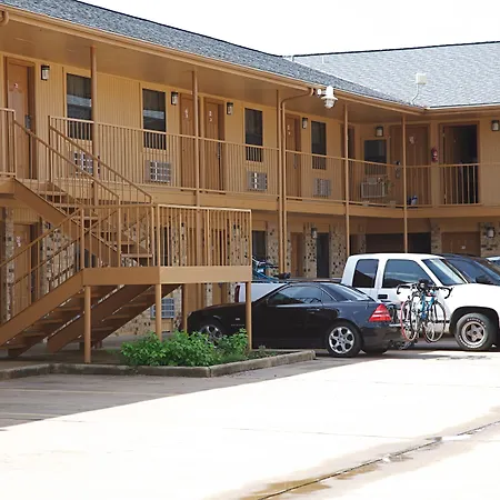 Coach-Light-Inn-Brenham-Exterior