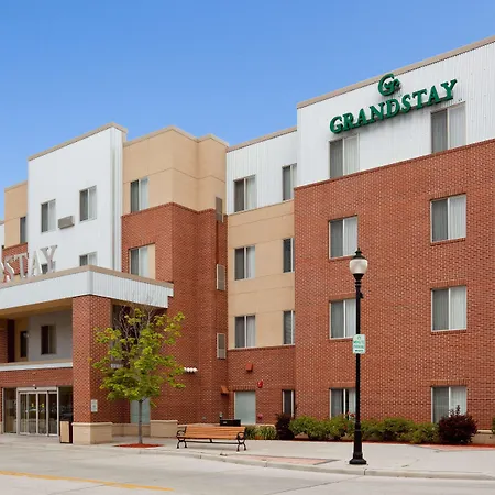 Grandstay-Hotel-Suites-Downtown-Sheboygan-Exterior