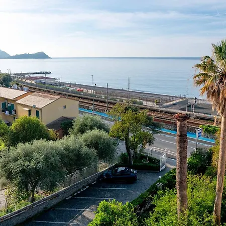 Real-Park-Hotel-Cavi-di-Lavagna-Skyline