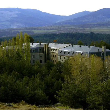 Parador-De-Gredos-Navarredonda-de-Gredos-Skyline