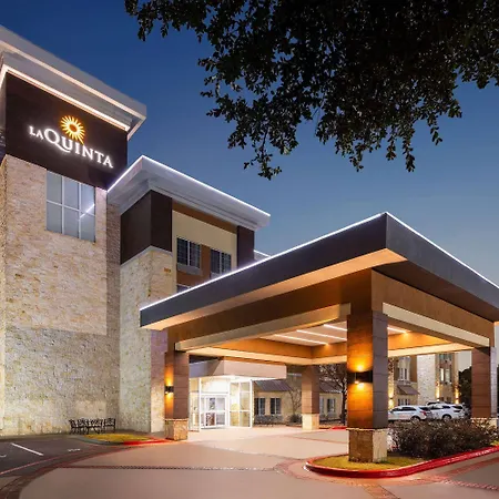 La-Quinta-By-Wyndham-Austin-Cedar-Park-Hotel-Exterior
