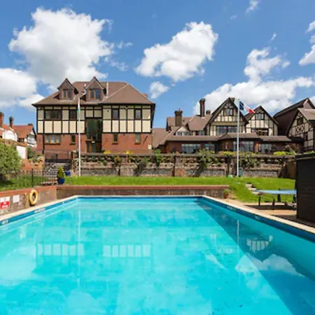 De-Rougemont-Manor-Hotel-Brentwood-Exterior