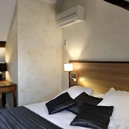 Logis-Auberge-A-La-Tete-De-Lard-La-Ferte-Imbault-Room