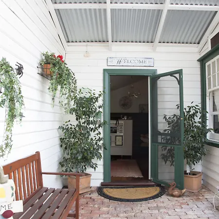 Rosebridge-House-Bed-Breakfast-Adult-Retreat-Gooseberry-Hill-Exterior