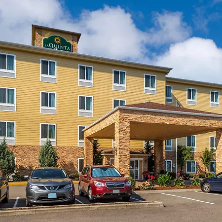 La-Quinta-By-Wyndham-Auburn-Hotel-Exterior