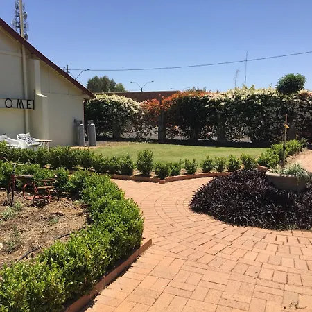 Club-Boutique-Hotel-Cunnamulla-Exterior