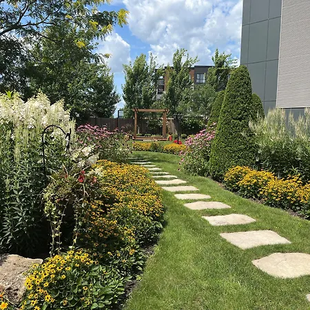 Hotel-Rive-Gauche-Beloeil-Exterior