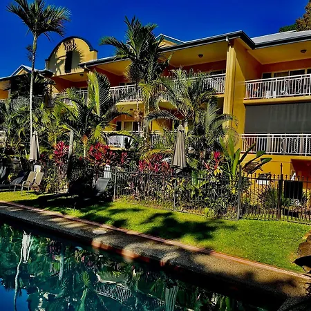 The-York-Beachfront-Holiday-Apartments-Yorkeys-Knob-Exterior