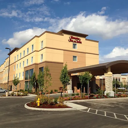 Hampton-Inn-Suites-Portland-Hillsboro-Evergreen-Park-Exterior