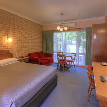BarrassS-John-Bright-Motor-Inn-Room