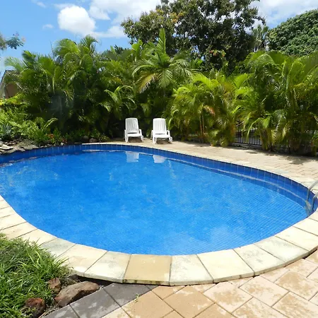 Golden-Palms-Motor-Inn-Bundaberg-Swimming-Pool