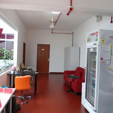 Traveller-Sg-Hostel-Singapore-Kitchen