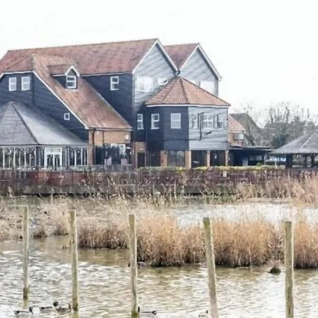 Oyster-Fleet-Hotel-Canvey-Island-Exterior