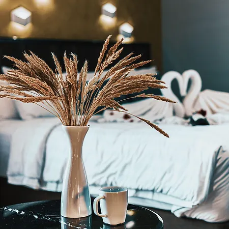 Aspira-DAndora-Sukhumvit-16-Asoke-Hotel-Bangkok-People