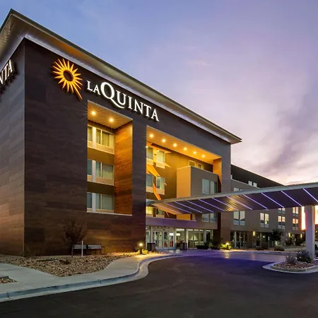 La-Quinta-By-Wyndham-Kingman-Hotel-Exterior