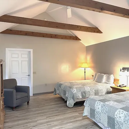 Spruce-Lane-Lodge-And-Cottages-Smoketown-Room