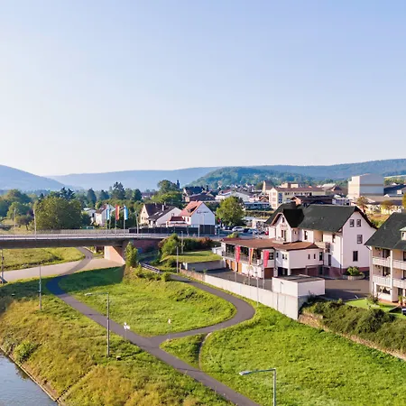 Hotel-Straubs-Schoene-Aussicht-Klingenberg-am-Main-Skyline