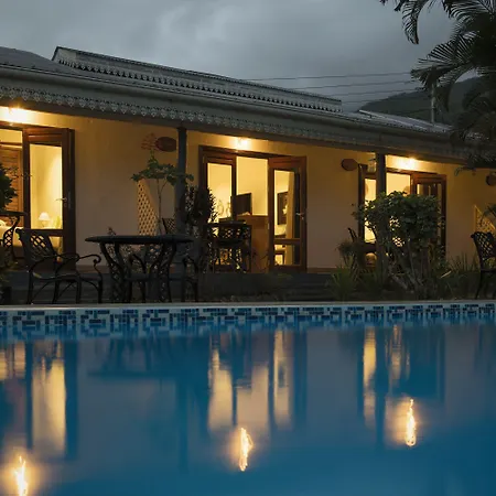 Auberge-DAnse-Boileau-Restaurant-Chez-Plume-Exterior