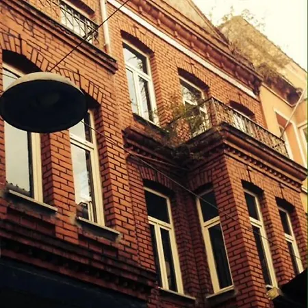 Puffin-Boutique-Istanbul-Hostel-Exterior