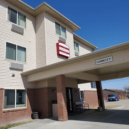 The-Edgewood-Hotel-And-Suites-Fairbury-Exterior