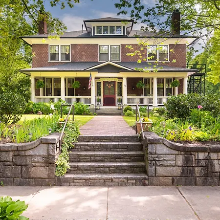 Sweet-Biscuit-Inn-Asheville-Exterior