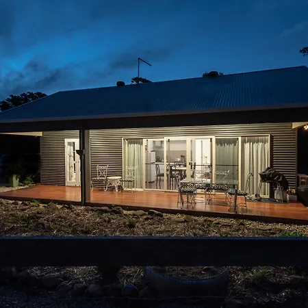 Country-Mile-Escape-Guest-House-Canungra-Exterior