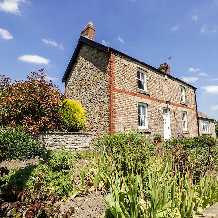 Auburn-House-Villa-Nawton-Exterior