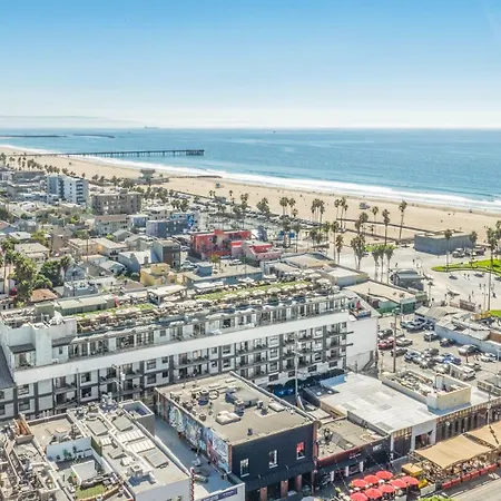 Hotel-Erwin-Venice-Beach-Los-Angeles-Skyline