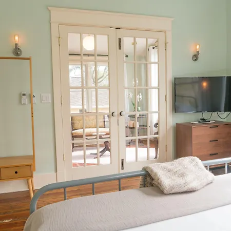 Abita-Springs-Hotel-Room