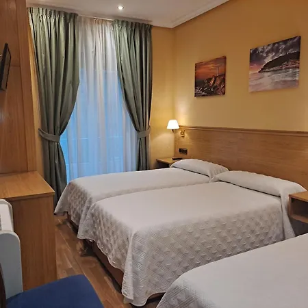 Pension-La-Concha-San-Sebastian-Room