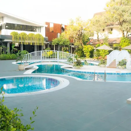 Lpp-Garden-Hotel-Maguwo-Swimming-Pool