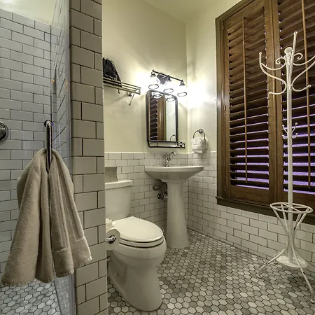 The-Clinkscale-Hotel-Jerome-Toilets