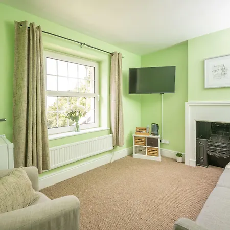 Rising-Sun-Pub-Restaurant-And-Rooms-Lacock-Exterior