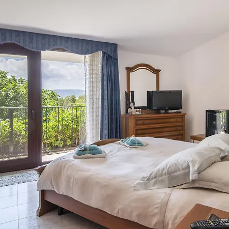 Le-Calle-Iglesias-Room