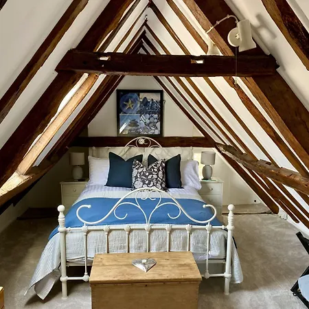 Chestnut-Tree-Cottage-7-High-Street-Ardingly-Beds