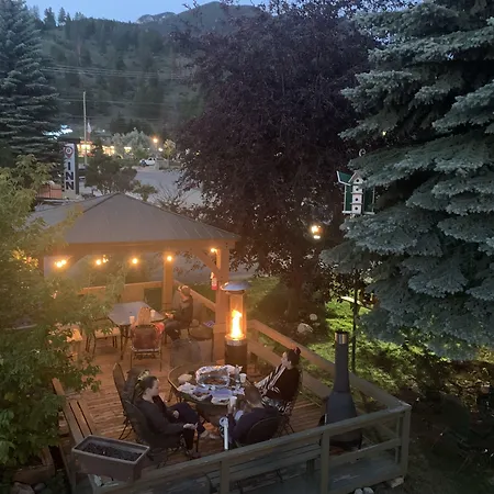 Destination-Inn-Radium-Hot-Springs-Exterior