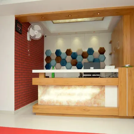 Hotel-Greeen-Leaf-Anand-People